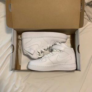 Nike Women’s Air Force 1 ‘07 Mid size 6 White